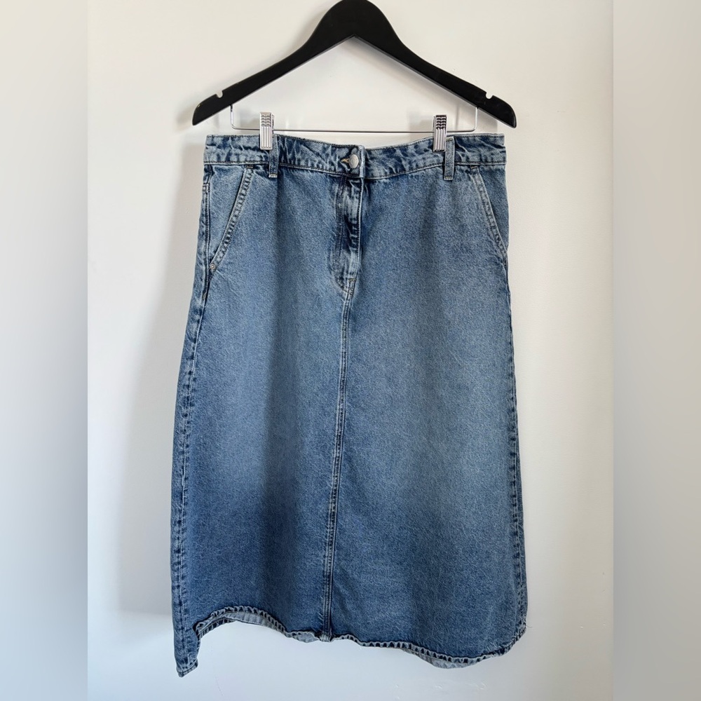 3 for $30👖 H&M Blue Denim Skirt midi - sz 14